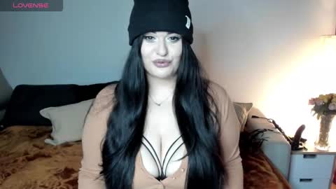 Snapshot of laura_sinner chatting on 11, 11, 2025 Laura online show from 11, 11, 2025