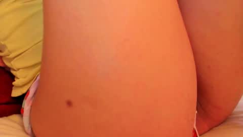 Snapshot of laura_soe chatting on 8, 11, 2025 LAURA SOE online show from 8, 11, 2025