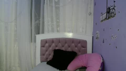 lauracb          online show from 12, 1, 2025