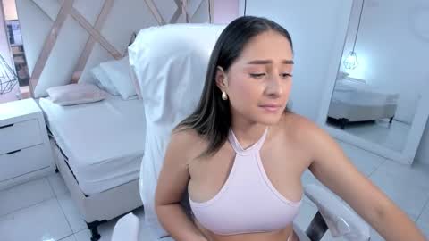 Snapshot of lauraklark chatting on 30, 10, 2025 laura  online show from 30, 10, 2025