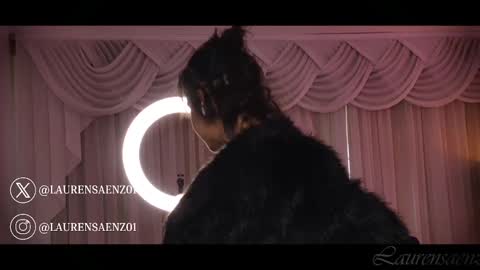 Lauren Saenz online show from 17, 1, 2025