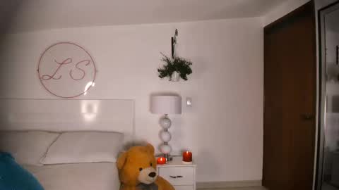 Lauren Saenz online show from 28, 2, 2025