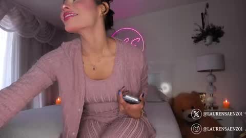 Lauren Saenz online show from 8, 3, 2025