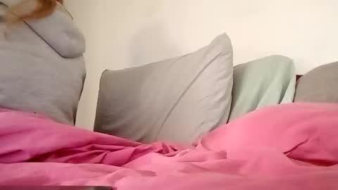 Snapshot of lauriehotxxx chatting on 15, 11, 2025 lauriehotxxx online show from 15, 11, 2025