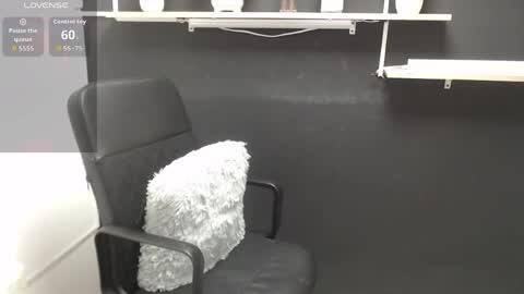 Snapshot of lauryn_jones chatting on 22, 4, 2026 Laury online show from 22, 4, 2026