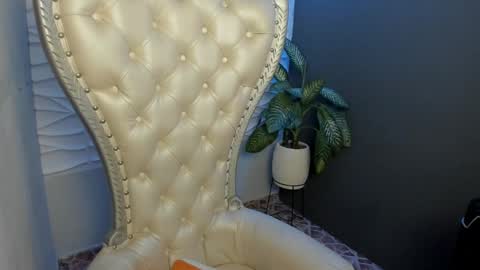 Layla online show from 3, 10, 2025