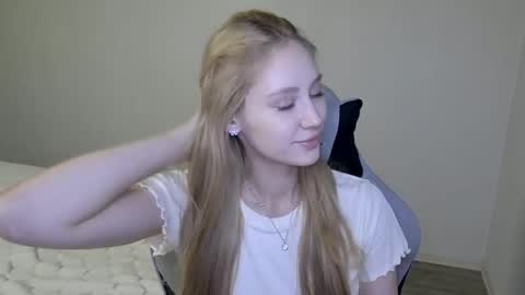 Snapshot of laylapretty001 chatting on 11, 11, 2025 LaylaPretty001 online show from 11, 11, 2025