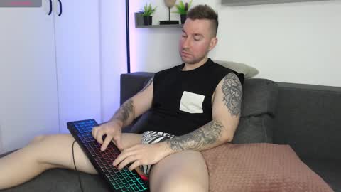 Snapshot of lazar_angels chatting on 28, 9, 2025 Laz online show from 28, 9, 2025