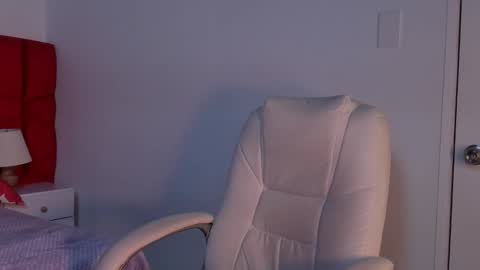 Lea Velle online show from 4, 12, 2025