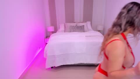 Snapshot of leah_greyy chatting on 18, 11, 2025 Leah Greyy online show from 18, 11, 2025