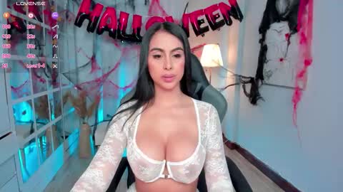 Snapshot of leahjones_ chatting on 11, 10, 2025 Leah Jones online show from 11, 10, 2025