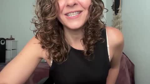 Leah Sparkles online show from 16, 9, 2025