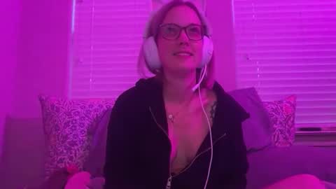leanneluxecouple online show from 14, 4, 2026