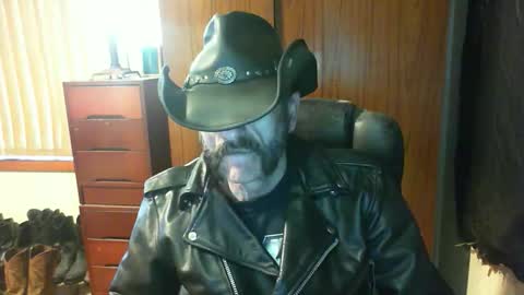 Snapshot of leathergreaser chatting on 3, 6, 2026 leathergreaser online show from 3, 6, 2026