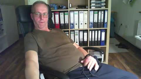 Snapshot of lefti27 chatting on 18, 10, 2025 Dave online show from 18, 10, 2025