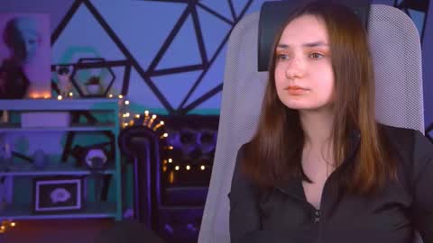 LeilaMurphy online show from 25, 2, 2025