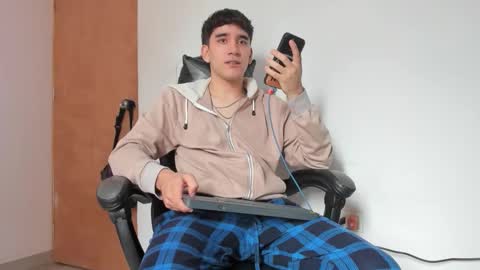 Snapshot of leo_jones389 chatting on 13, 11, 2025 Leo Jones online show from 13, 11, 2025