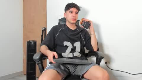 Snapshot of leo_jones389 chatting on 14, 12, 2025 Leo Jones online show from 14, 12, 2025