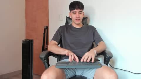 Snapshot of leo_jones389 chatting on 16, 12, 2025 Leo Jones online show from 16, 12, 2025