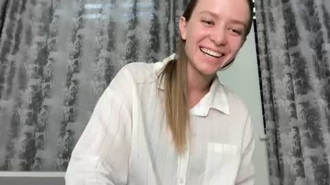 Snapshot of leona_grand chatting on 24, 6, 2026 Emma online show from 24, 6, 2026