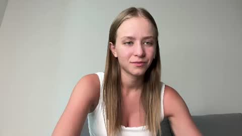 Snapshot of leona_grand chatting on 26, 6, 2026 Emma online show from 26, 6, 2026
