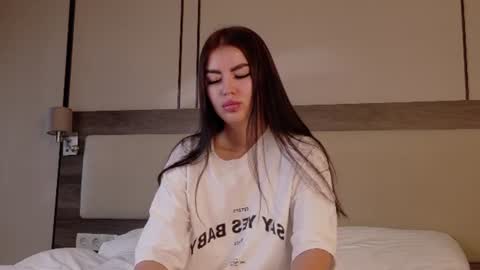 Snapshot of leonameilee chatting on 9, 7, 2026 Mila online show from 9, 7, 2026