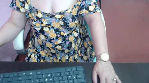 leonela   online show from 15, 10, 2025