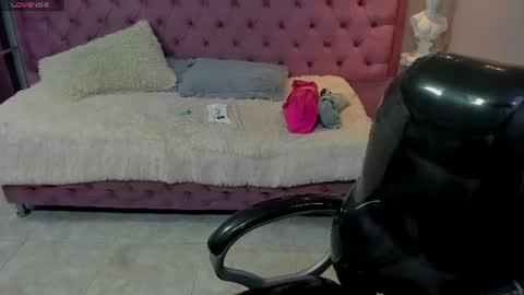 Snapshot of leslieanddrako chatting on 1, 8, 2026 L E S L E Y AND D R A K O online show from 1, 8, 2026