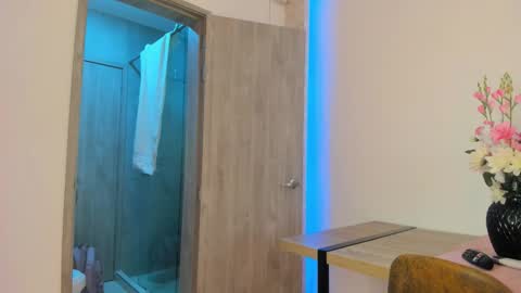 Snapshot of lesliebush chatting on 21, 11, 2025 LeslieBush online show from 21, 11, 2025