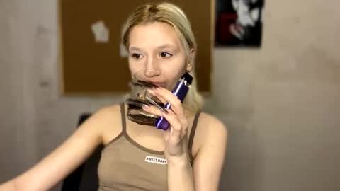 Snapshot of leyasaolee chatting on 16, 11, 2025 Leya online show from 16, 11, 2025