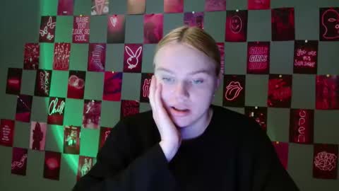 Snapshot of leyla_le chatting on 1, 10, 2025 Leyla online show from 1, 10, 2025