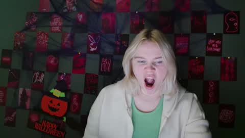 Snapshot of leyla_le chatting on 7, 10, 2025 Leyla online show from 7, 10, 2025