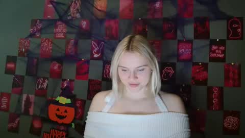 Snapshot of leyla_le chatting on 13, 10, 2025 Leyla online show from 13, 10, 2025