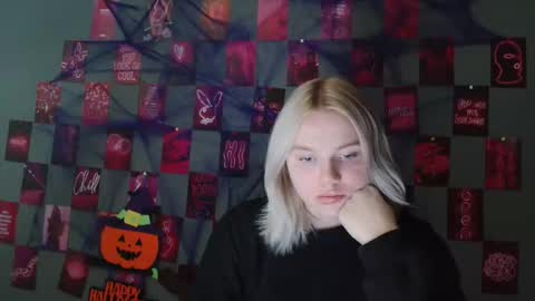 Snapshot of leyla_le chatting on 23, 10, 2025 Leyla online show from 23, 10, 2025