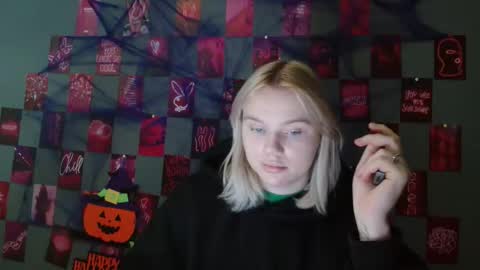 Snapshot of leyla_le chatting on 28, 10, 2025 Leyla online show from 28, 10, 2025