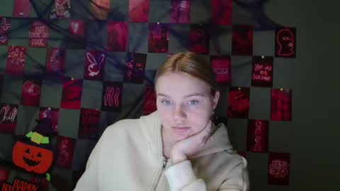 Snapshot of leyla_le chatting on 30, 10, 2025 Leyla online show from 30, 10, 2025