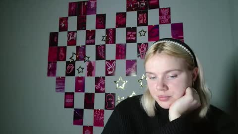 Snapshot of leyla_le chatting on 6, 11, 2025 Leyla online show from 6, 11, 2025