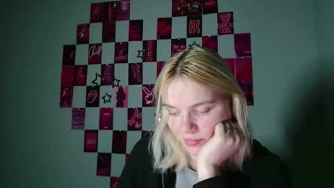 Snapshot of leyla_le chatting on 12, 11, 2025 Leyla online show from 12, 11, 2025