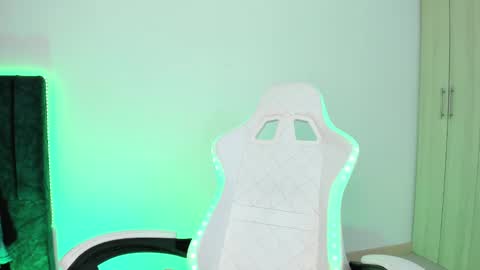 Snapshot of lia_queen610 chatting on 1, 2, 2025 Little Queen Lia online show from 1, 2, 2025