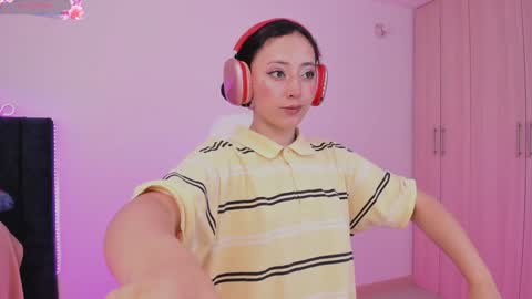 Snapshot of lia_queen610 chatting on 8, 2, 2025 Little Queen Lia online show from 8, 2, 2025