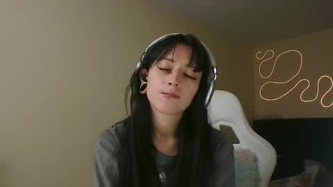 Snapshot of lia_queen610 chatting on 12, 11, 2025 Little Queen Lia online show from 12, 11, 2025