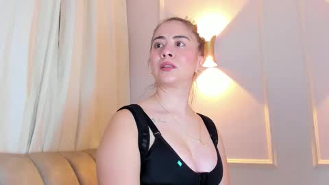 Snapshot of lia_walton__ chatting on 5, 11, 2025 liz walton online show from 5, 11, 2025