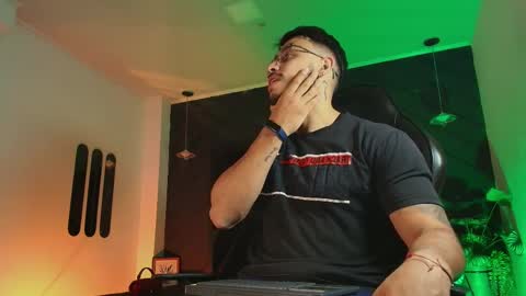 Snapshot of liam_kleiin chatting on 4, 4, 2026 LIAM KLEIN online show from 4, 4, 2026