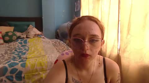 Snapshot of liaroberts1 chatting on 5, 2, 2025 Lia Roberts online show from 5, 2, 2025