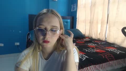 Snapshot of liaroberts1 chatting on 6, 10, 2025 Lia Roberts online show from 6, 10, 2025