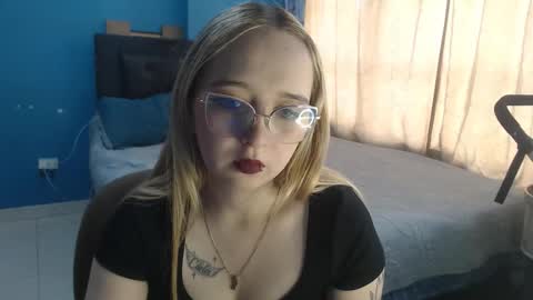Snapshot of liaroberts1 chatting on 20, 10, 2025 Lia Roberts online show from 20, 10, 2025