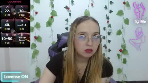 Snapshot of liaroberts1 chatting on 22, 4, 2026 Lia Roberts online show from 22, 4, 2026