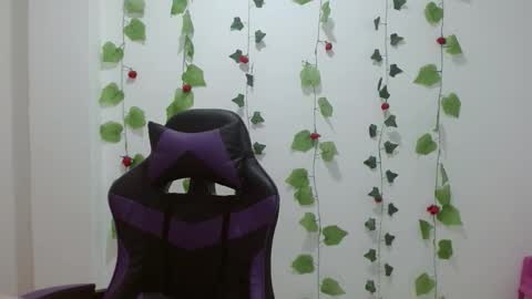 Snapshot of liaroberts1 chatting on 7, 5, 2026 Lia Roberts online show from 7, 5, 2026