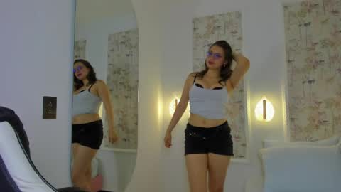 Snapshot of liiliie_petite chatting on 20, 4, 2026 L I I L I I E online show from 20, 4, 2026