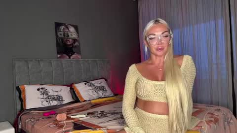 Snapshot of lil_amyy chatting on 12, 6, 2026 a little nervous to tell call me Vi online show from 12, 6, 2026